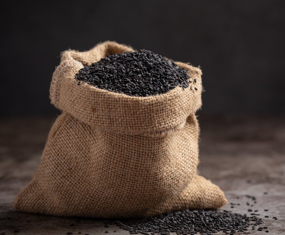 black-sesame-sack-dark-background_en.jpg